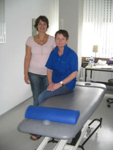 Sandra Bischof und die Therapeutin Ellen Buschmeier im Raum der Mobilen Massage auf dem Campus